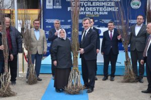 Bursa ili Keles İlçesinde Üreticilere Fidan Dağıtımı 2 Bursa ili Keles İlçesinde Üreticilere Fidan Dağıtımı - Davraz Fidancılık